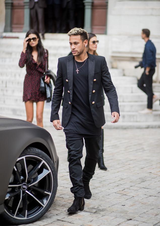 内马尔场外故事:商业帝国与争议人生