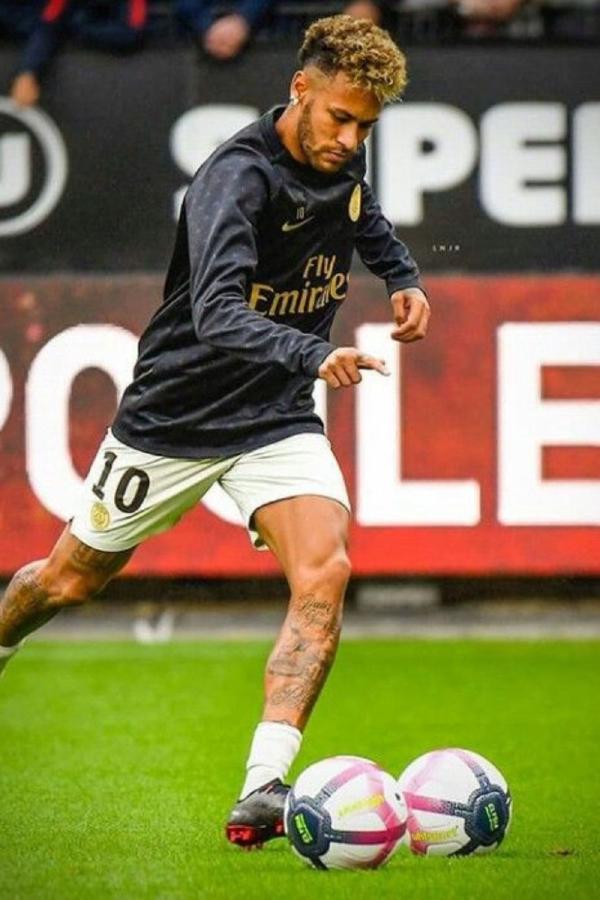 内马尔技术分析:桑巴足球的极致演绎